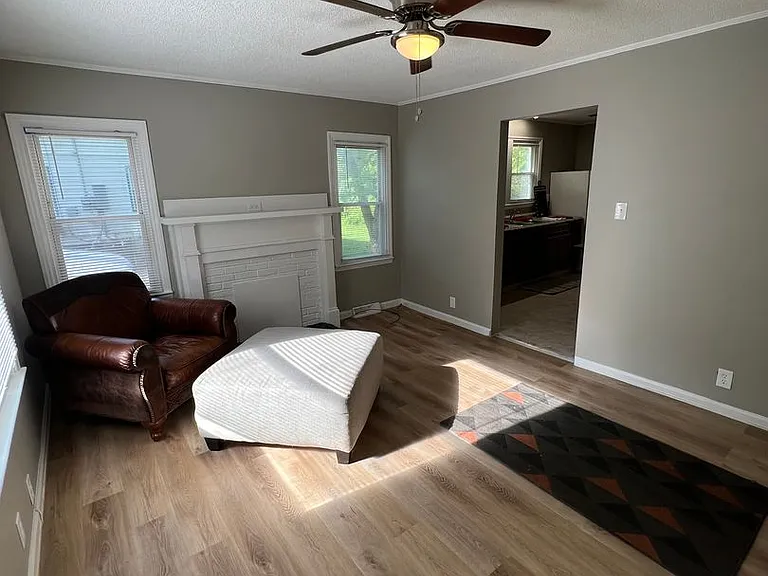 1007 S Church St — Photo 3