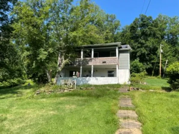 210 Cochran Ln, Nitro, WV 25143