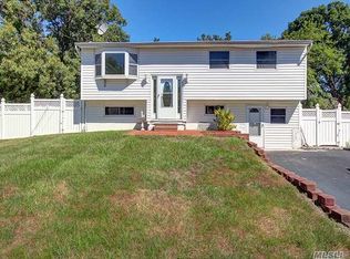 37 Montclair Dr, Selden, NY 11784