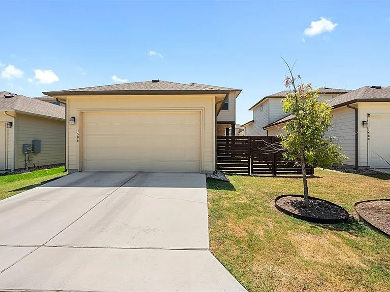 1506 Arcilla St — Photo 22