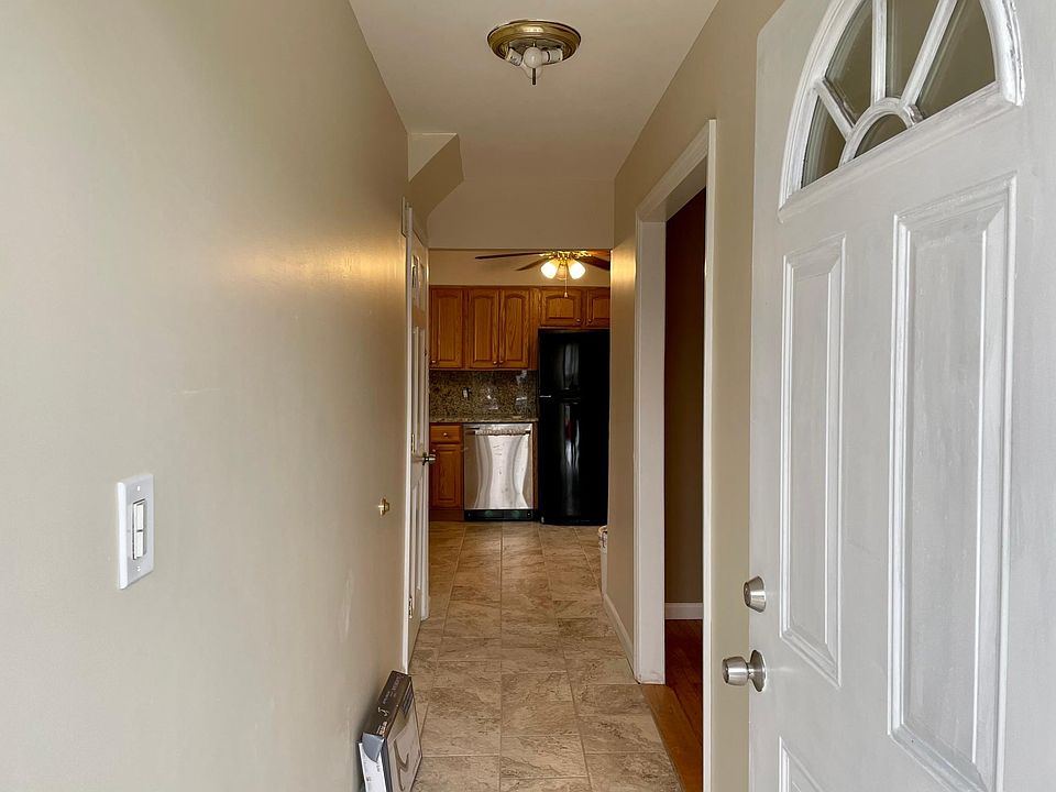 1st image of 221 Giffords Ln