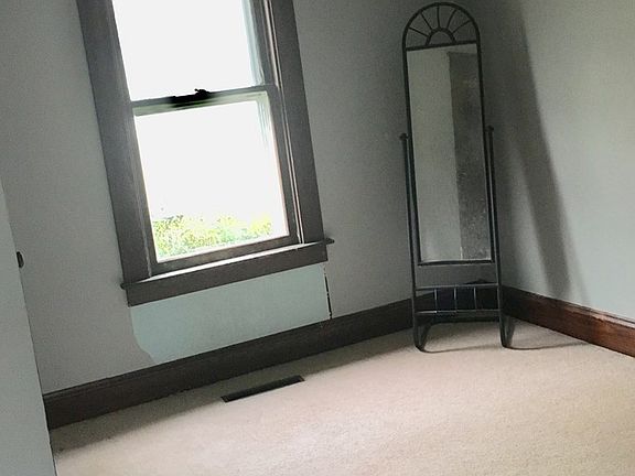 4th image of 860 Grove St