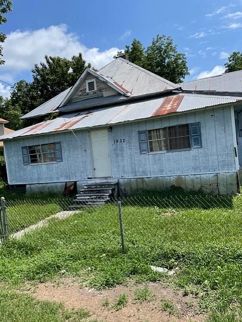 2nd image of 1932 State St
