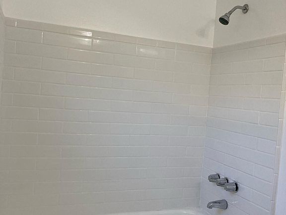 3rd image of 2437 Beverley Ave #C