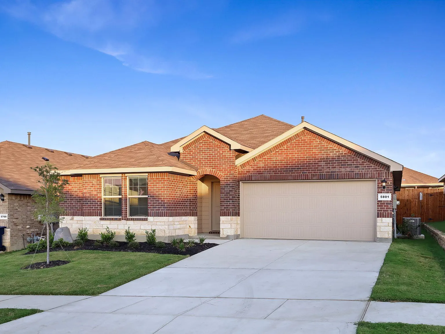 4 bed, $2,500 — Photo 1