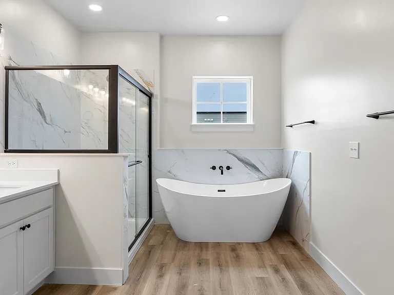 Primary bedroom's en-suite bathroom (2-bedroom floorplan)