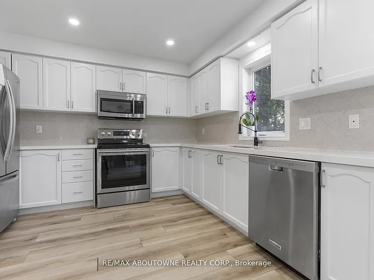 30 Harnesworth Cres — Photo 13