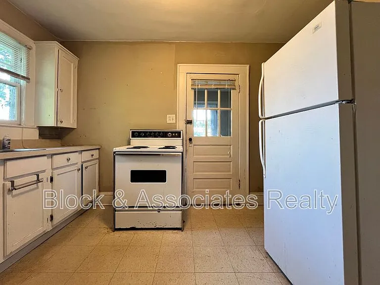 120 S Poplar St — Photo 4
