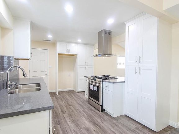 3rd image of 3031 Orange Ave