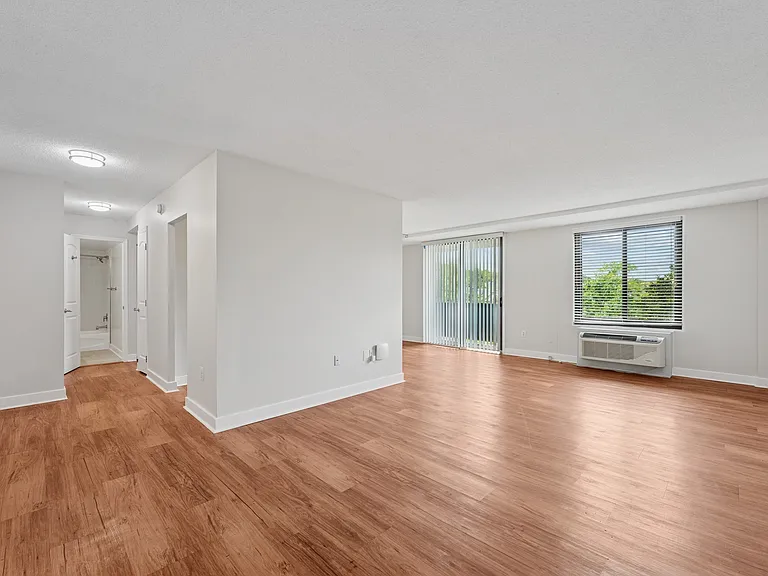 Riverside Apartments — Photo 6