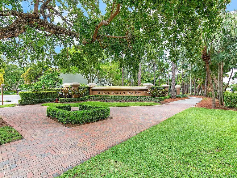 5520 Coach House Cir — Photo 1
