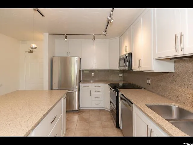 2 bed, 1175 sqft, $1,945 — Photo 3