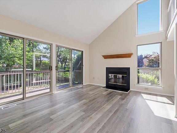 4th image of 4422 Bloomingdale Dr