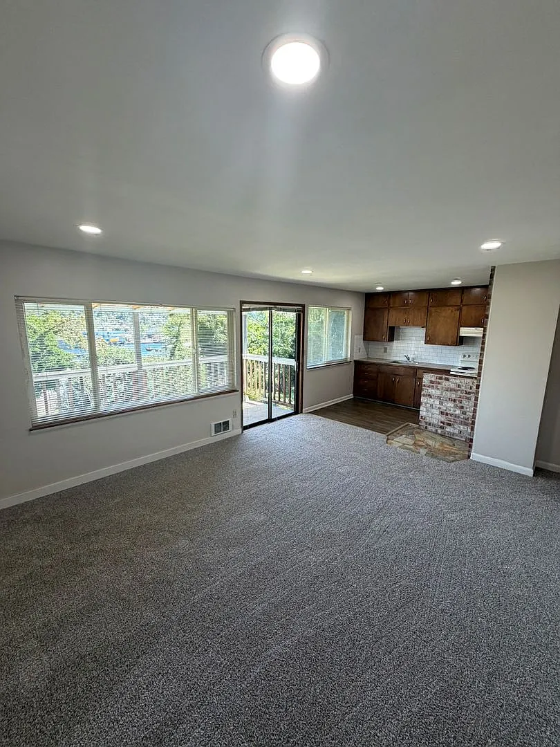 852 Nickerson — Photo 1