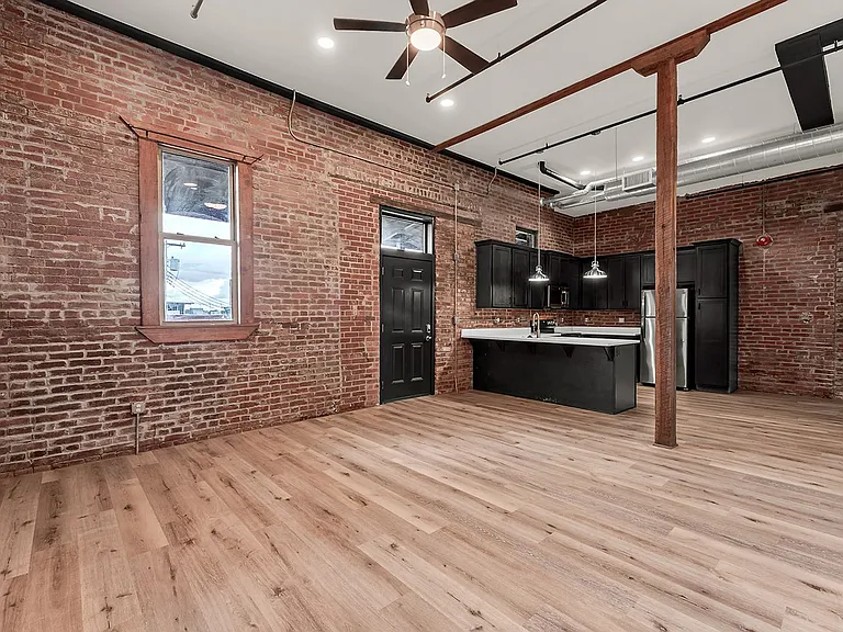 235 N Market Ave — Photo 11
