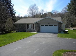 17 Rocky View Dr, Hawley, PA 18428