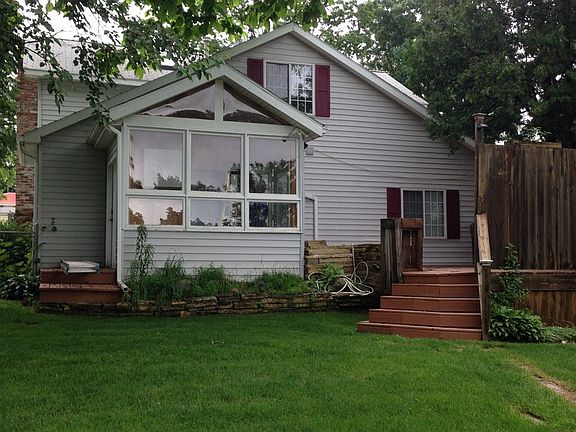 Rear entrance : large deck on right, mudroom in the middle and small deck on the left