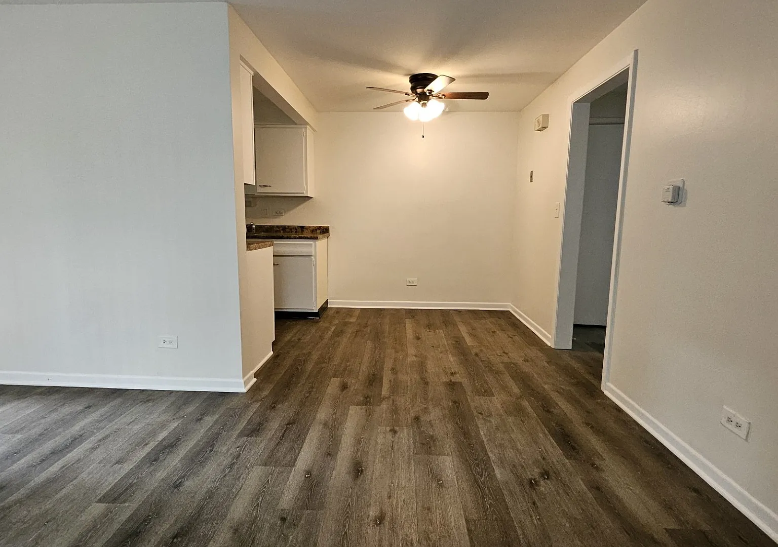Beautiful Must See Charming 1 Bed/1 Bath With Fre Heat....Must See — Photo 2