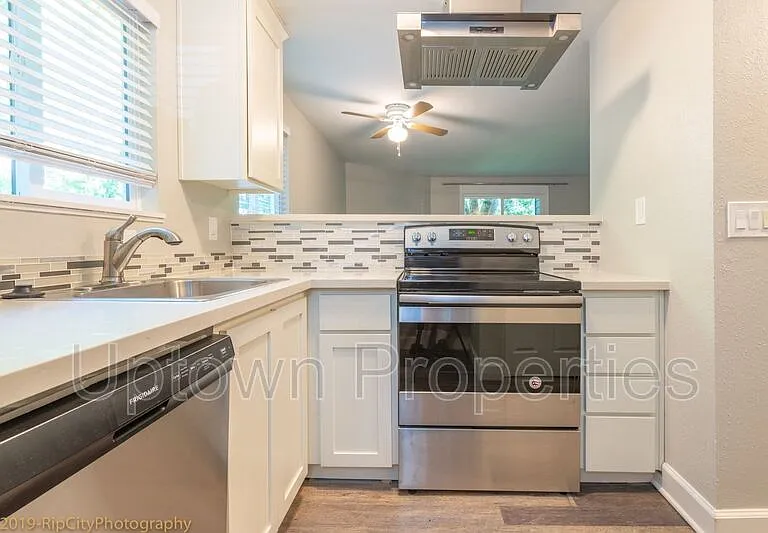 3331 SW Garden View Ave — Photo 2