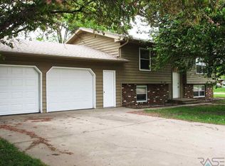 221 N Elm St, Lennox, SD 57039