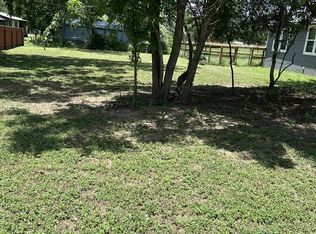 704 Hill St, Smithville, TX 78957