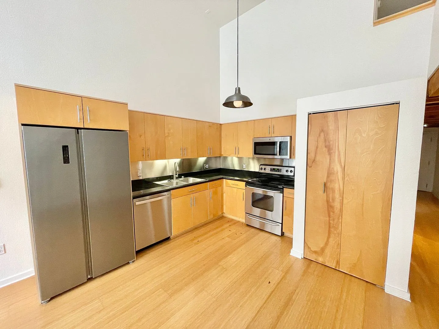 Huge 2 Level 2br/1.5ba Loft, High Ceilings, Laundry, Central Location! Progressive — Photo 2