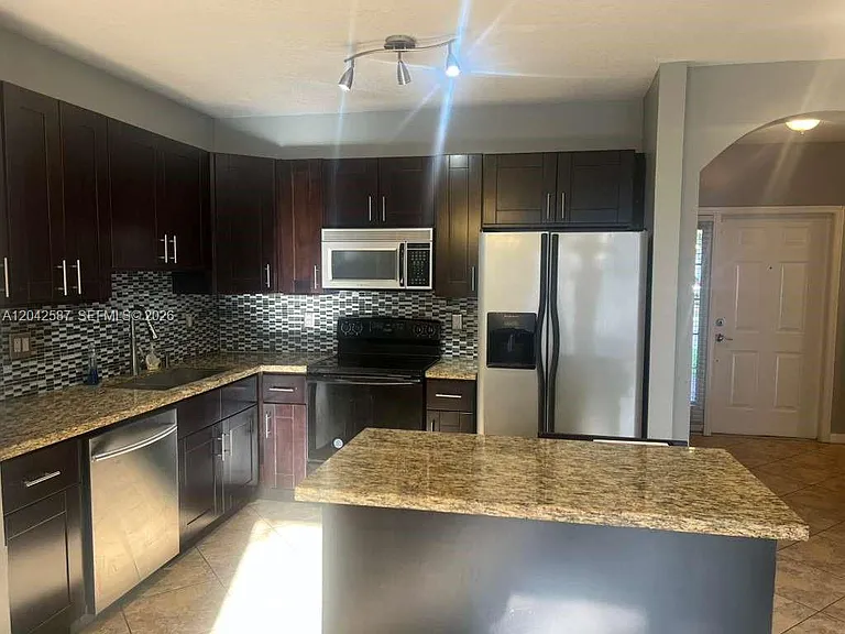 2825 SW 127th Way — Photo 3
