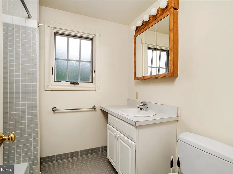 347 Nassau St #B — Photo 12