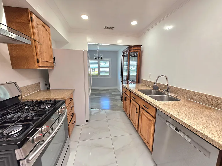 13321 Arizona St — Photo 11