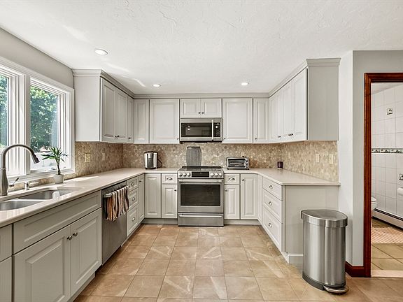 2nd image of 150 Burnett St