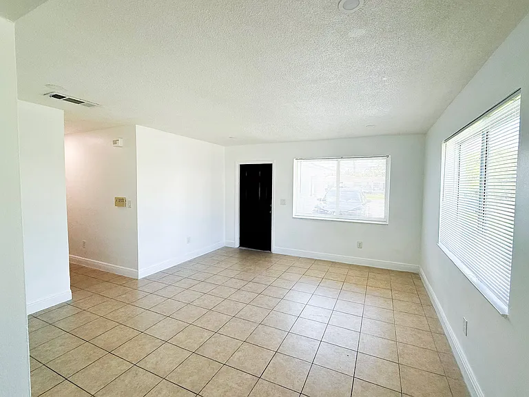 1555 NE 148th St — Photo 3