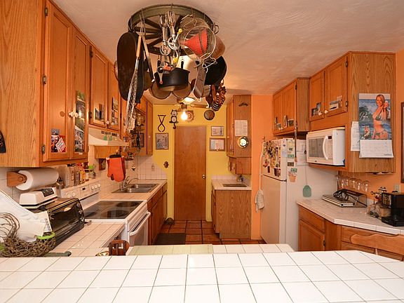 5th image of 805 NE 40th St