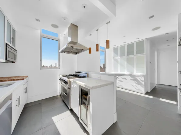 556 Third Avenue image 9 of 24