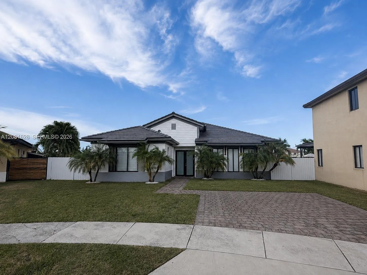 Silver Palm Lake — Photo 2