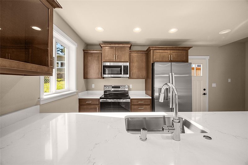 4th image of 6611 Commercial Avenue #2