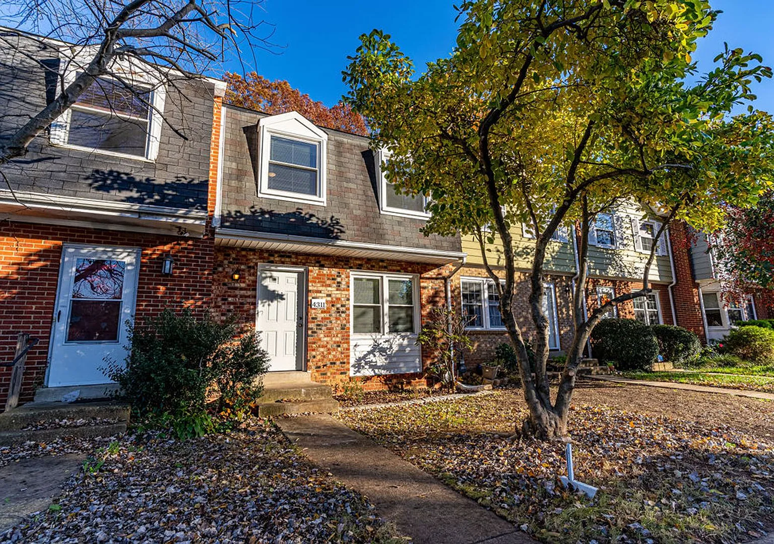 Beautiful 3-Level Townhome with Hardwood Floors & Fenced Yard — Photo 2