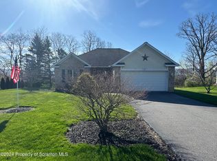 17 Forest Glen Dr, Scranton, PA 18504