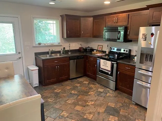 1413 McCullough Ave NE — Photo 4