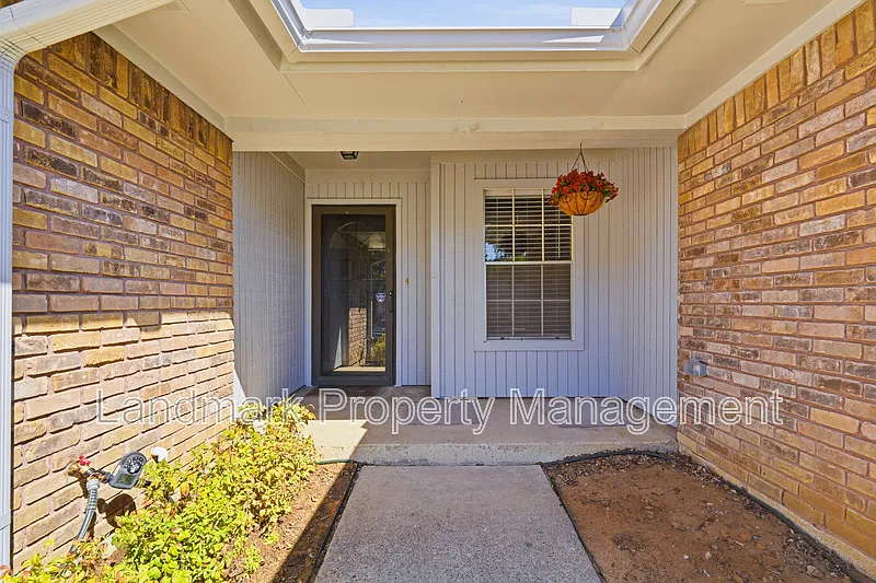 3 bed, 2.0 bath, 1518 sqft, $2,350 — Photo 2