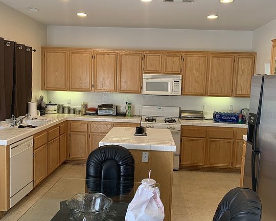 5th image of 14883 Rosemary Dr