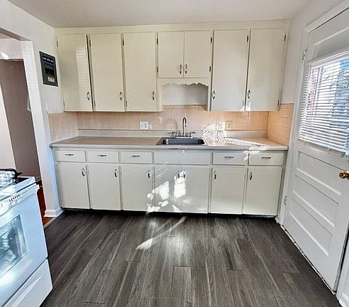 3rd image of 4630 Pierce St