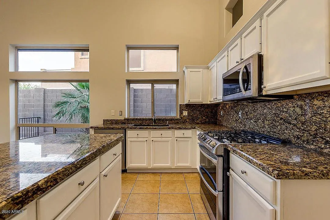3 bed, 1790 sqft, $2,900 — Photo 2