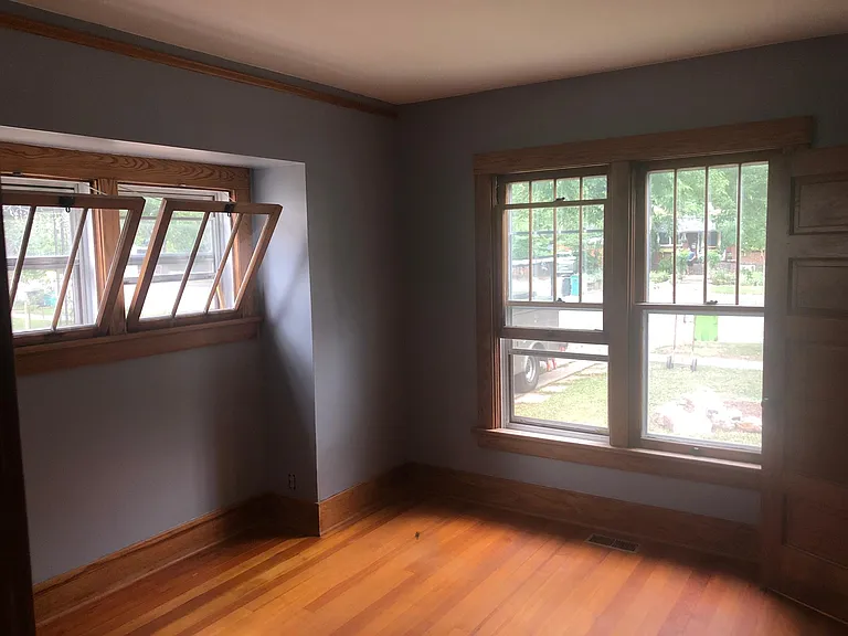 527 E Laurel St — Photo 4