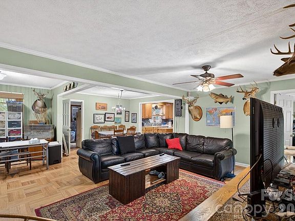 4th image of 929 Shearers Rd