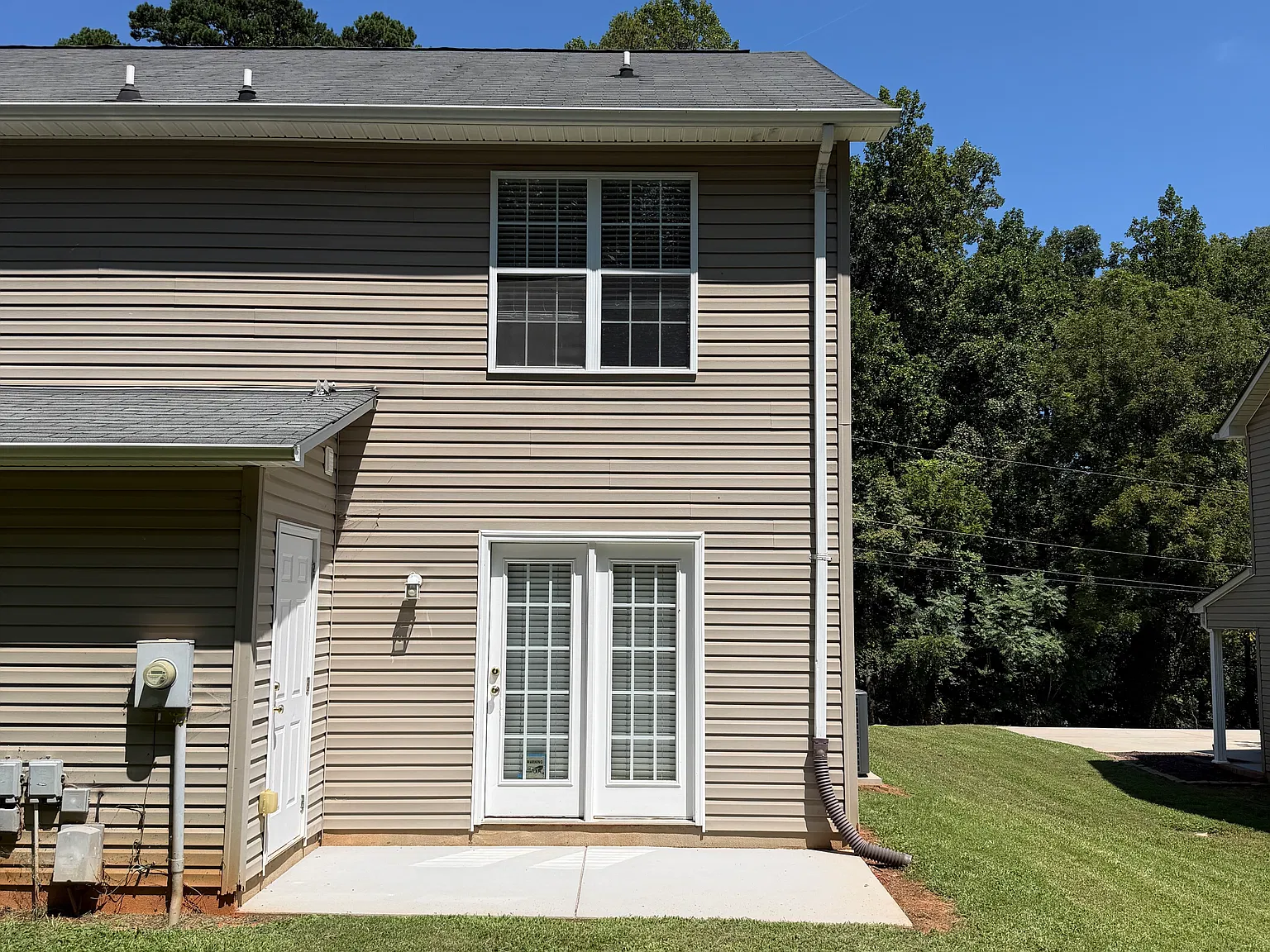 2 bed, 1.5 bath, 1055 sqft, $1,325 — Photo 2