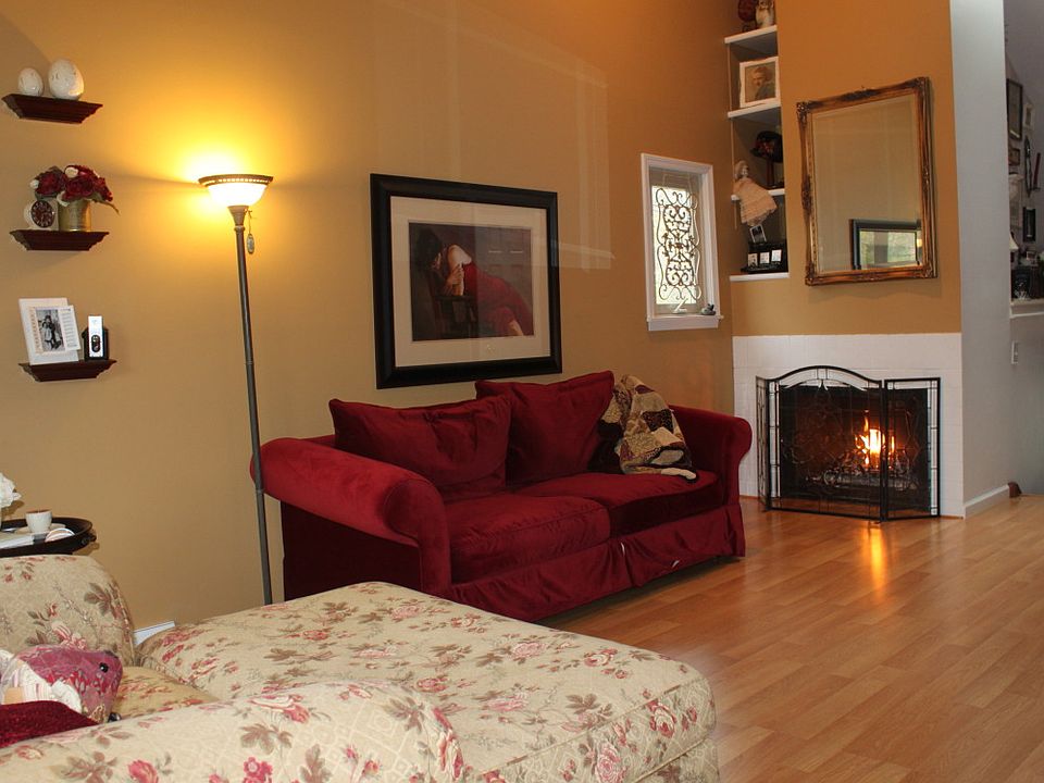 1st image of 611 Tamarack Dr W