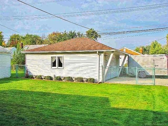 3rd image of 20455 Beaufait St