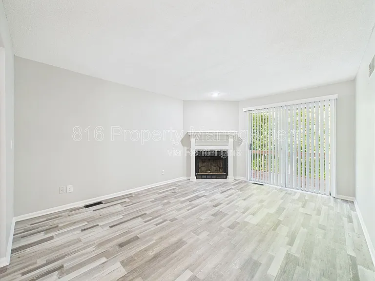 7941 NW 79th Pl — Photo 3