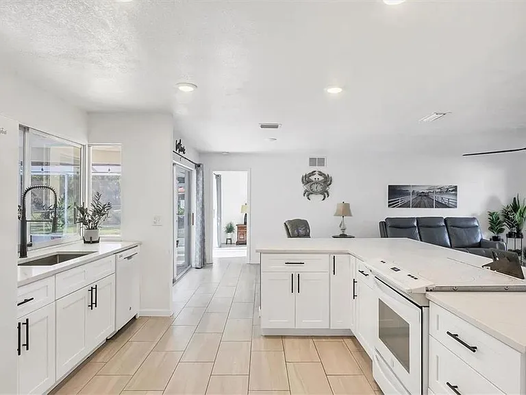 2410 Cass St — Photo 10