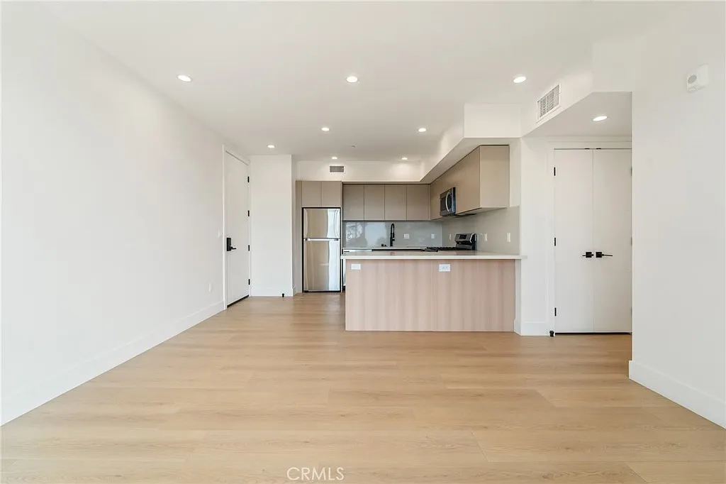 3 bed, 900 sqft, $3,500 — Photo 2